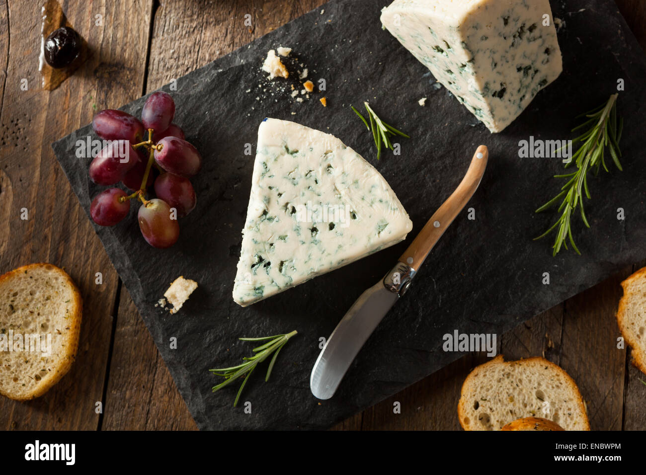 Fromage bleu organique caler avec des olives et raisins Banque D'Images