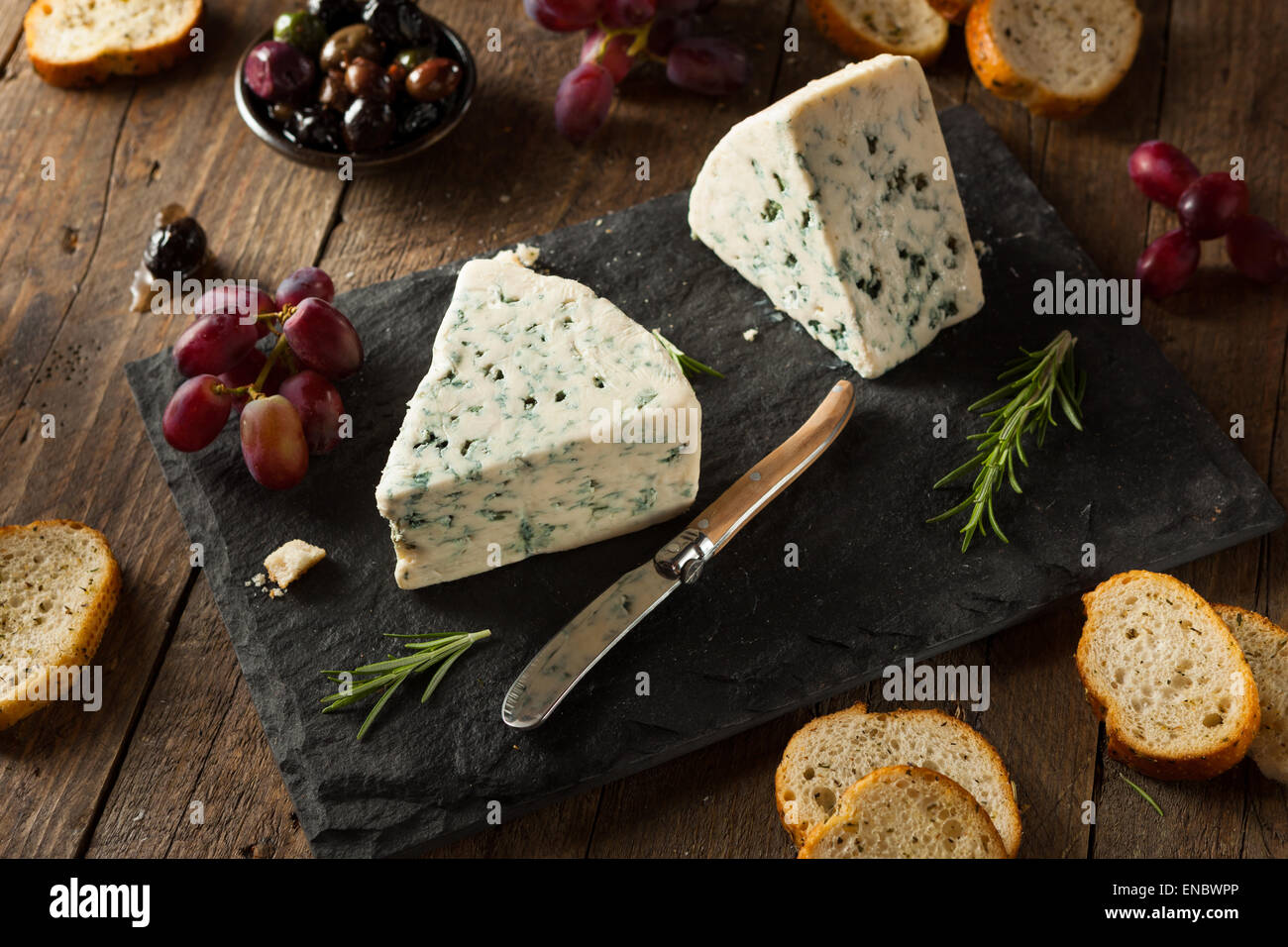 Fromage bleu organique caler avec des olives et raisins Banque D'Images