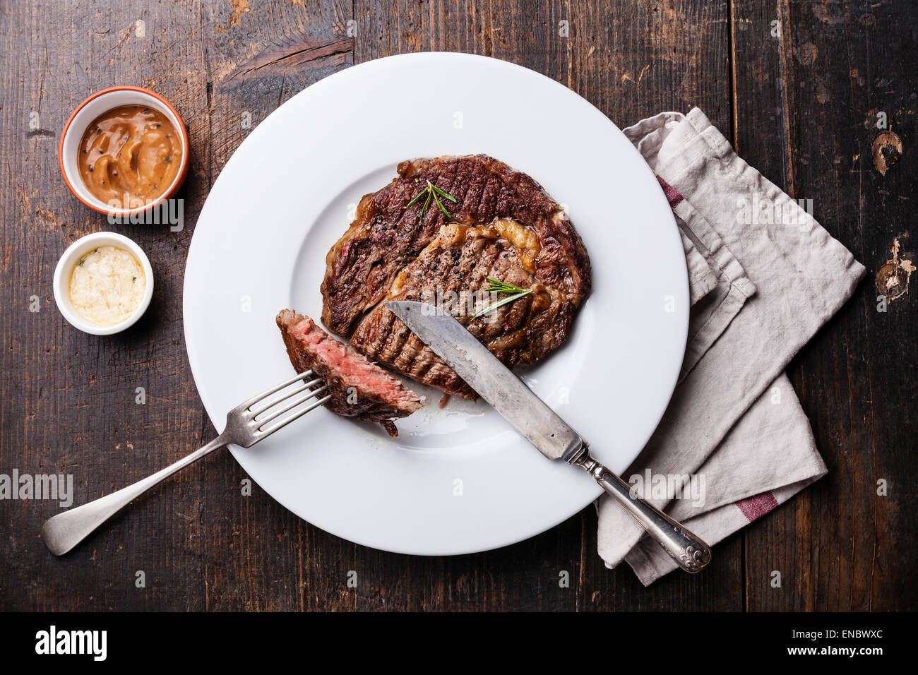 Black Angus Steak grillé sur plaque avec sauce au poivre épicé sur fond de bois Banque D'Images