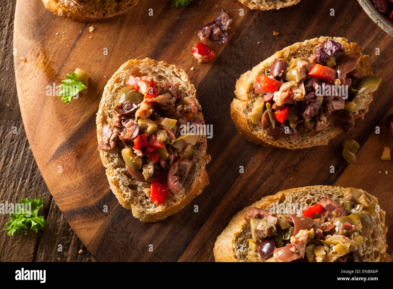 Tapenade d'Olive mixtes faits maison sur Crostini de blé entier Banque D'Images