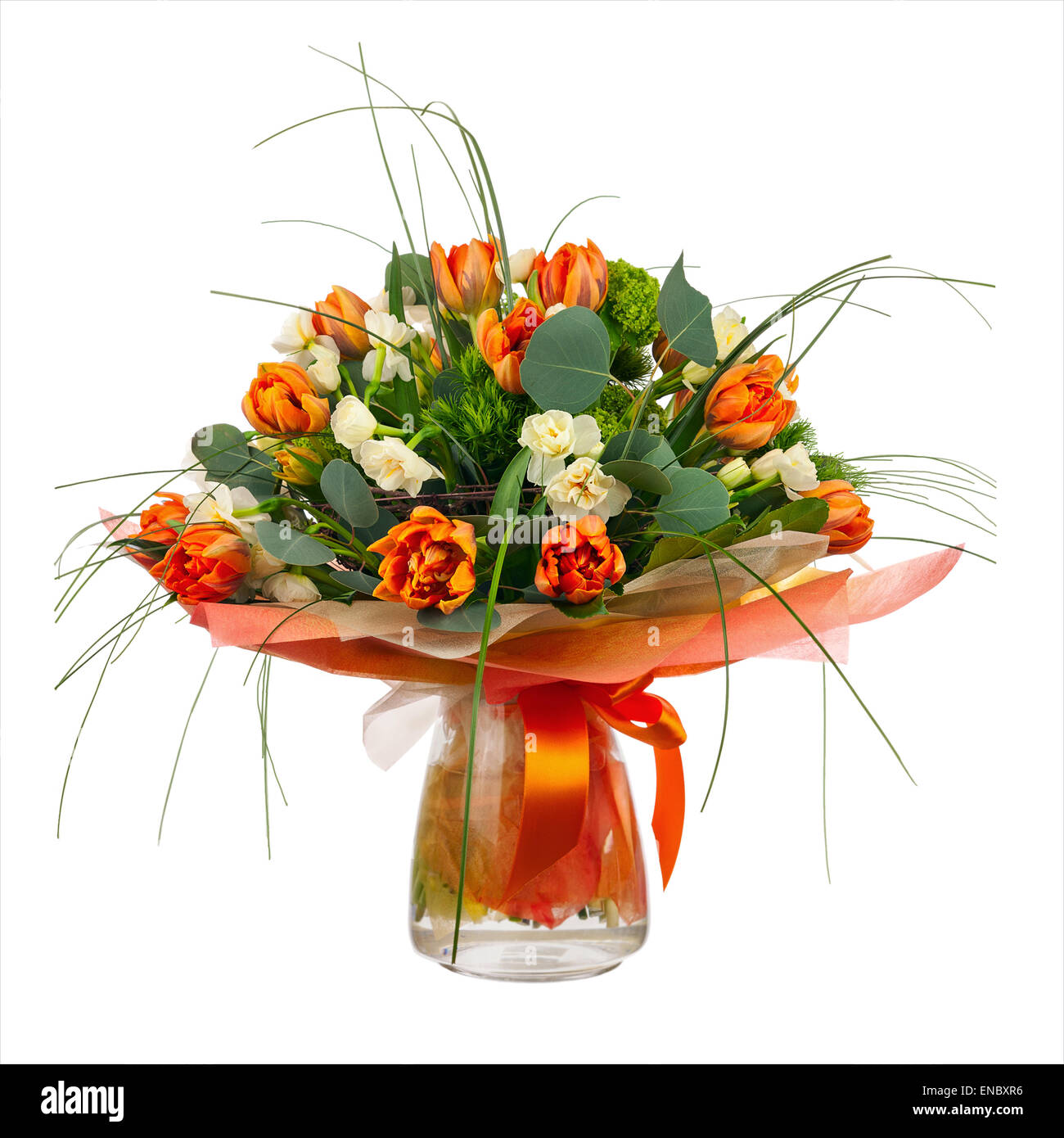 Bouquet de tulipes, narcisses et autres fleurs dans vase en verre isolé sur fond blanc. Libre. Banque D'Images