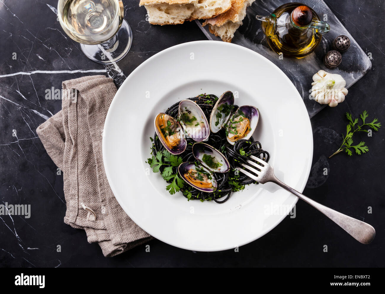 Pâtes aux fruits de mer Spaghetti aux palourdes Vongole sur plaque blanche sur fond de marbre noir Banque D'Images Pâtes aux fruits de mer Spaghetti aux palourdes Vongole sur plaque blanche sur fond de marbre noir Banque D'Images