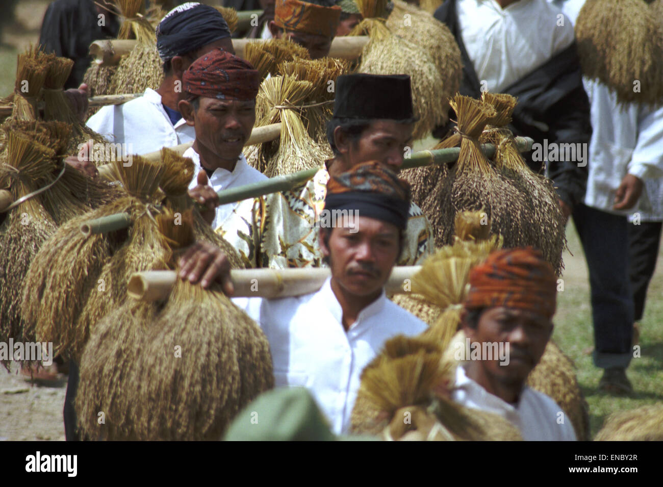 Les anciens de la communauté traditionnelle transportant des petits pains de riz récolté lors du festival annuel de reconnaissance des récoltes à Ciptagelar, Java-Ouest, Indonésie. Banque D'Images