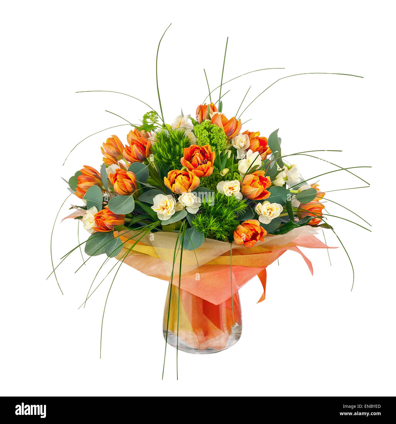 Bouquet de tulipes, narcisses et autres fleurs dans vase en verre isolé sur fond blanc. Libre. Banque D'Images