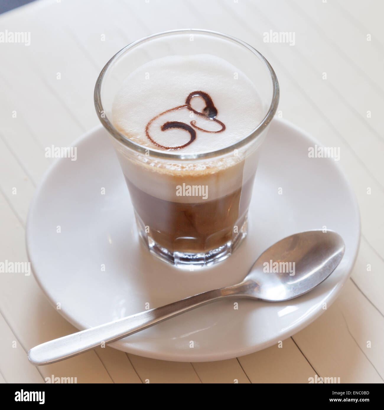 Du café italien traditionnel et artistique avec du lait et de la décoration Banque D'Images