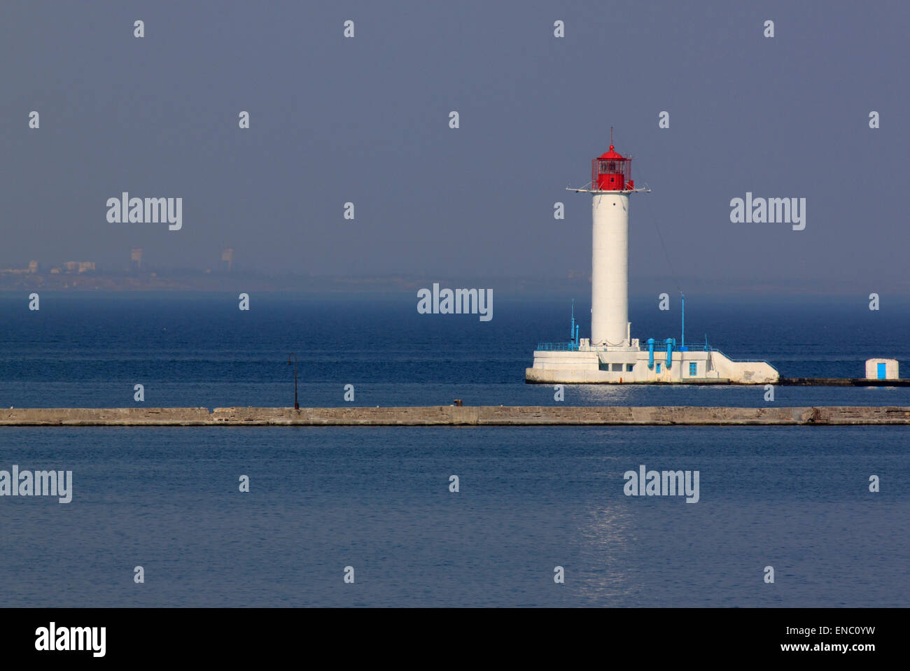 Vue sur phare en port maritime d'Odessa Banque D'Images