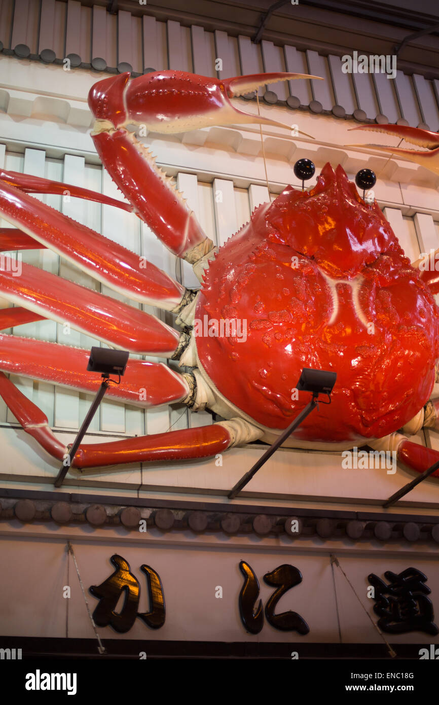 Le célèbre crabe géant au-dessus du restaurant, Kanidoraku, quartier Dotonbori Osaka. Banque D'Images