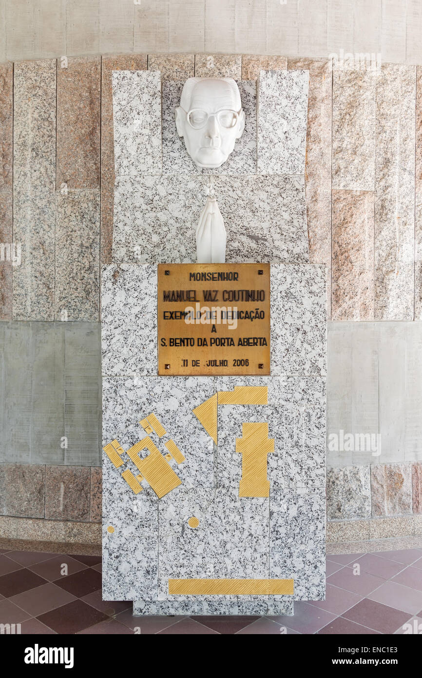 Statue de Mgr Manuel Vaz Coutinho dans l'extérieur de la crypte de la Sao Bento da Porta Aberta sanctuaire, le Portugal. Banque D'Images