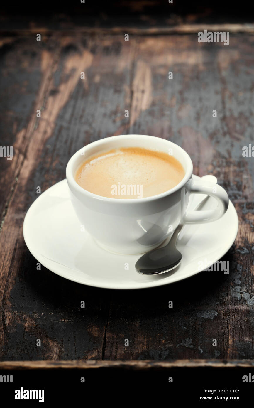 Café espresso dans un livre blanc sur la surface du bois grange Banque D'Images