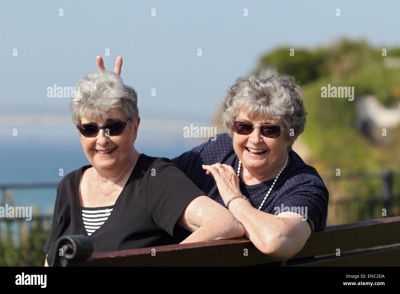 Deux sœurs jumelles âgées ludique en vacances à l'océan Banque D'Images