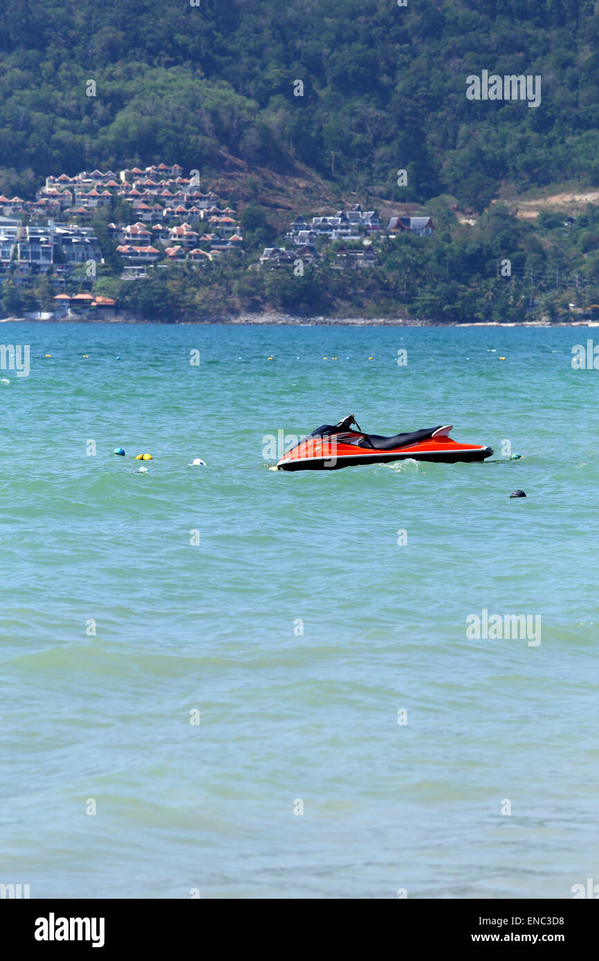 Jet Ski amarrés dans la mer de la plage de Patong Banque D'Images