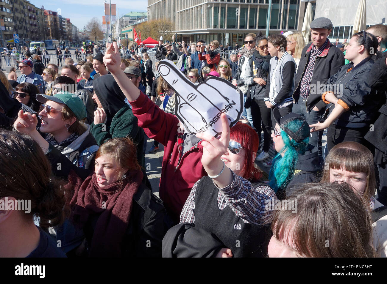 Protestant foule, contre-manifestants, montrant du doigt 'milieu' PEGIDA au cours de la démonstration. Göteborg, Suède Banque D'Images
