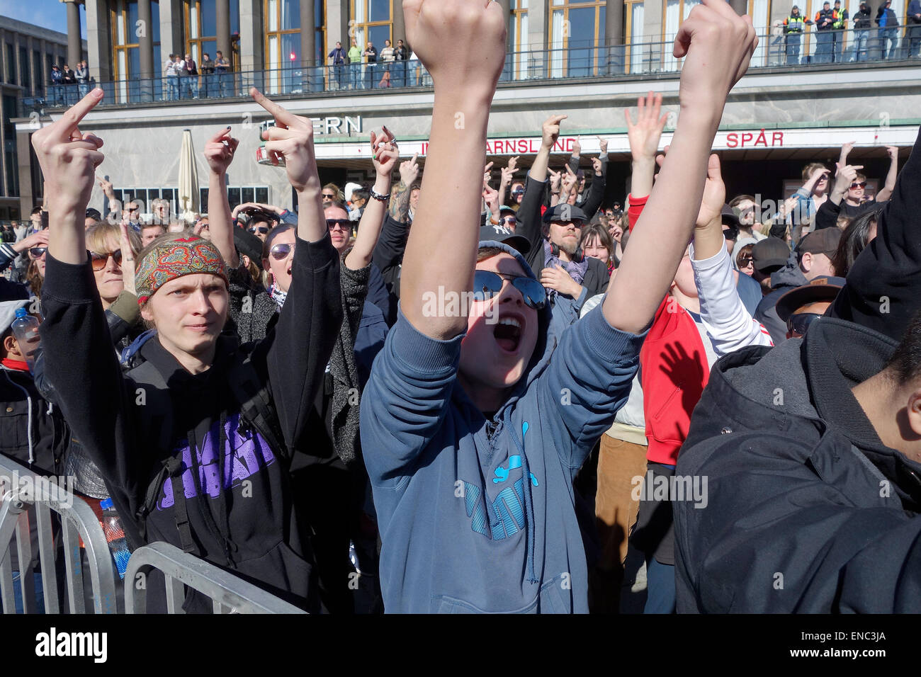 Protestant foule, contre-manifestants montrant doigt moyen au cours de PEGIDA manifestations contre l'islamisation de la Suède Banque D'Images