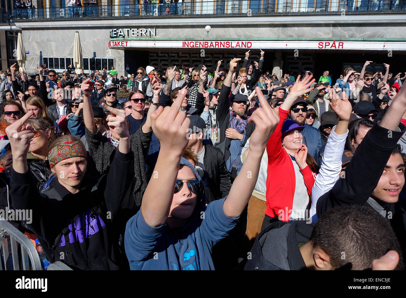 Protestant foule, radical-gauche contre-manifestants, montrant du doigt 'milieu' au cours de PEGIDA manifestation contre l'islamisation Banque D'Images