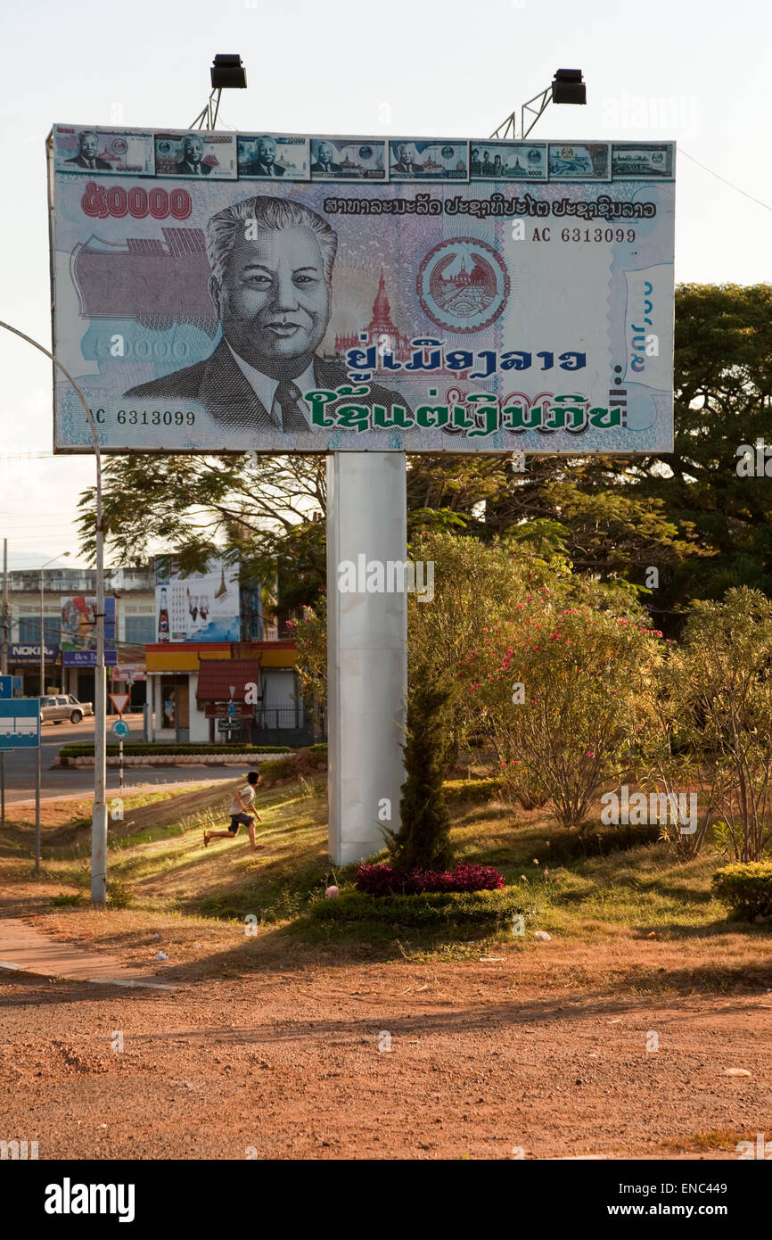 Pakse, Laos;une gigantesque affiche reproduisant un billet de Laotiens y compris un portrait de Kaysone Phovihane, président décédé en 1992. Banque D'Images