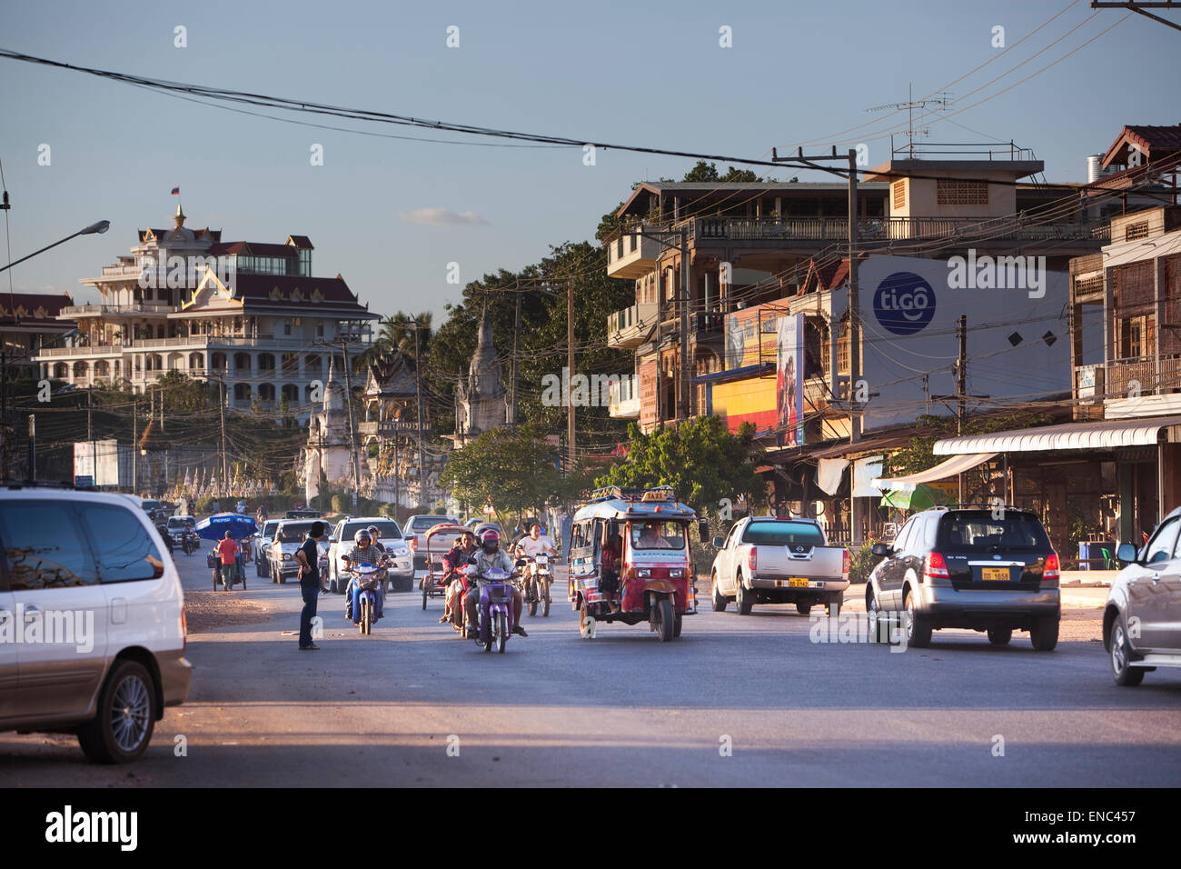 Une scène de rue sur la route 13. c'est la fin de l'après-midi à Pakse Laos,Sud,le Champasak Palace Hotel est l'arrière-plan des capacités. Banque D'Images