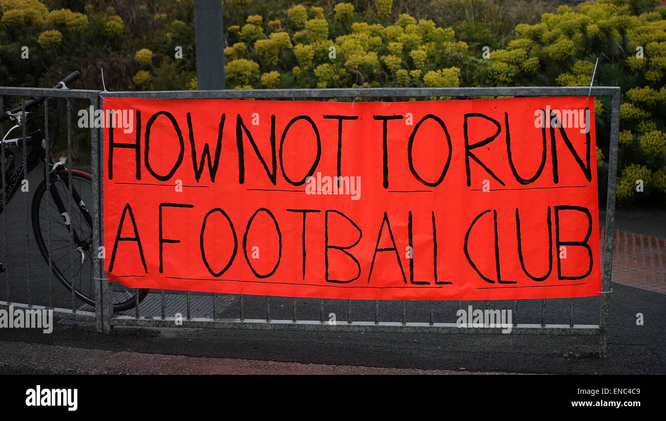 Blackpool Royaume-uni, 2 mai 2015, un grand nombre de fans de Blackpool football club de protestation contre l'exécution et la gestion du club par propriétaire Karl Oyston. Certains portant des costumes déguisements mock le propriétaire dans le but d'obtenir la famille en dehors du club. La protestation organisée, entraîne certains à disrubtion les routes autour de la terre comme de la marche fait son chemin vers le bas Bloomfield road Crédit : Gary Telford/Alamy live news Banque D'Images