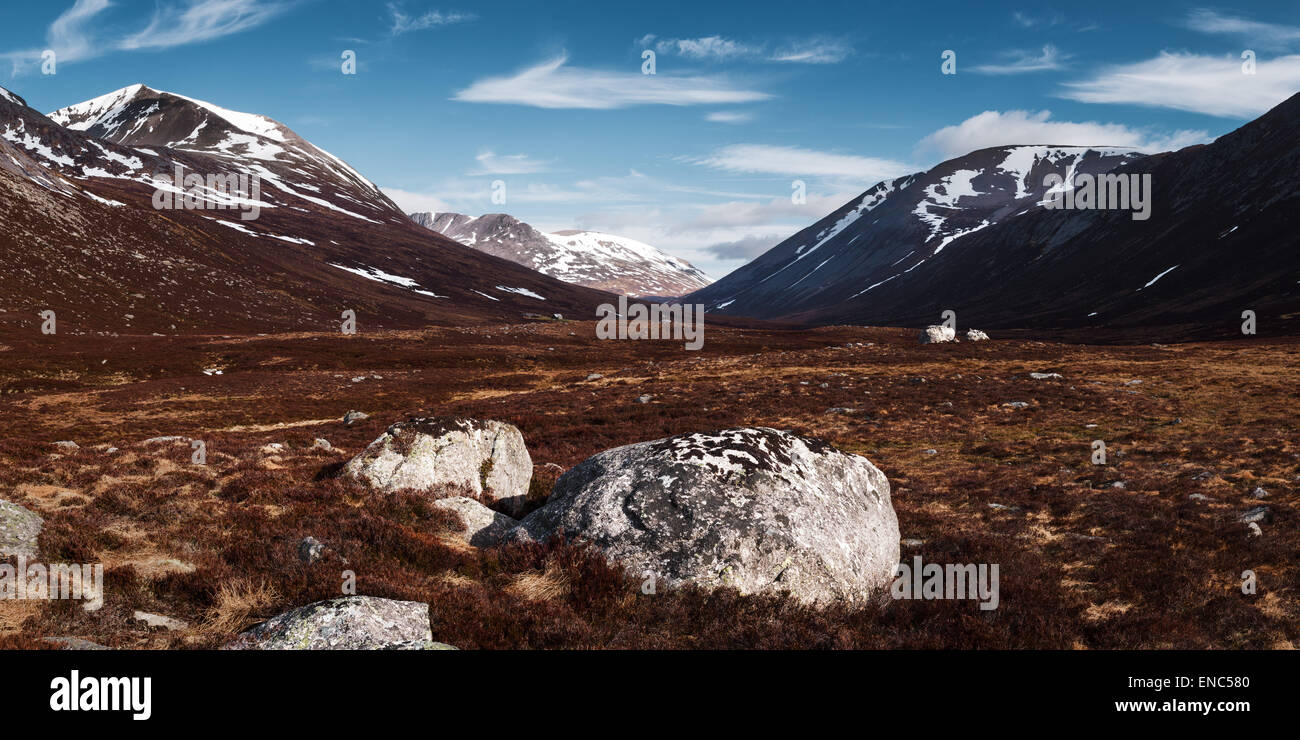 Glen Deen à vers Ben Macdui (à droite) et le point de diables (à gauche). Deux blocs erratiques et le bothy peut aussi être vu. Banque D'Images