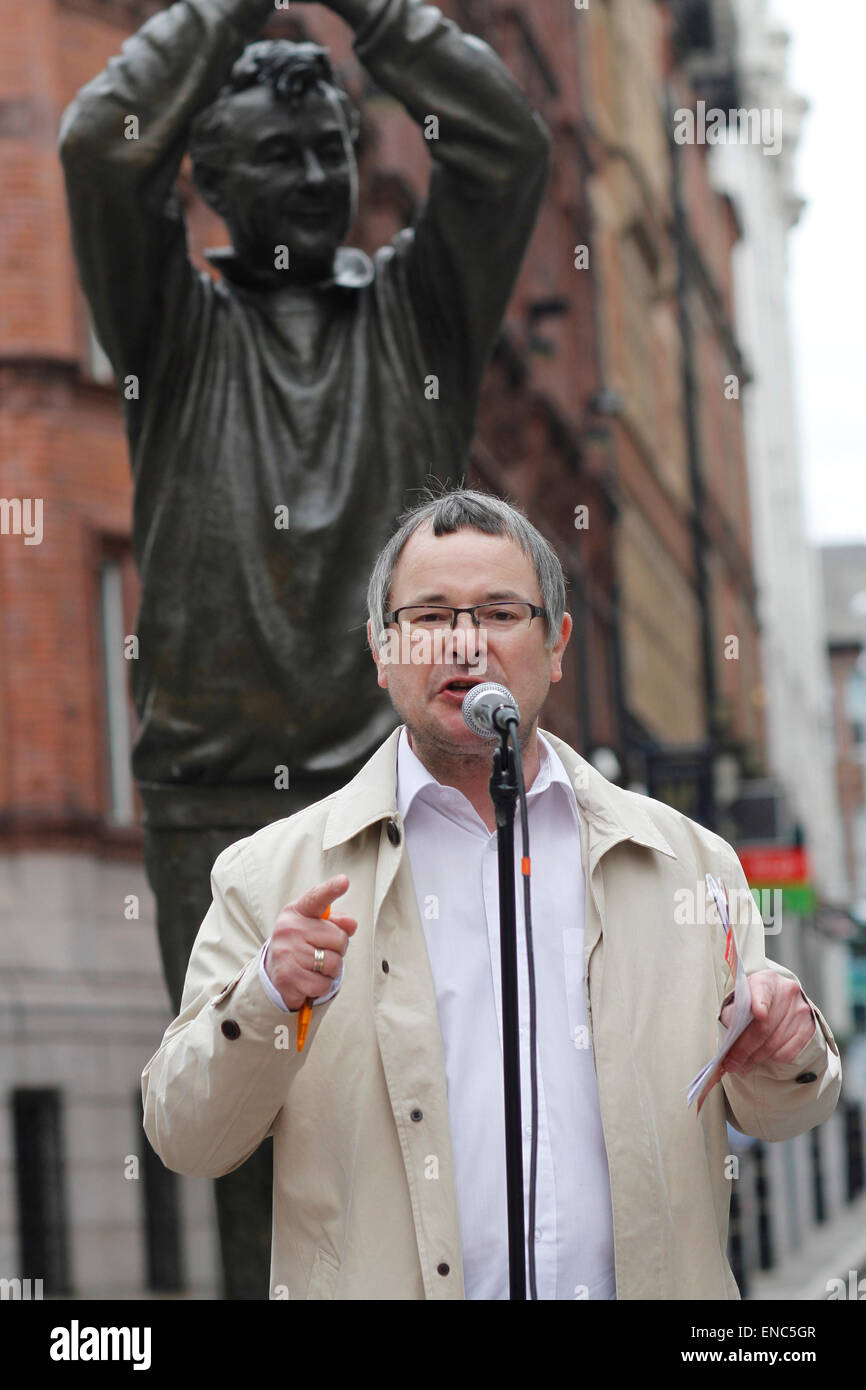 Nottingham, Royaume-Uni. 2 mai, 2015. Lee Baron Midlands TUV Secrétaire générale s'adressant à la foule assemblée au mois de mars et mai rassemblement à Nottingham 12h00 Crédit : Pete Jenkins/Alamy Live News Banque D'Images