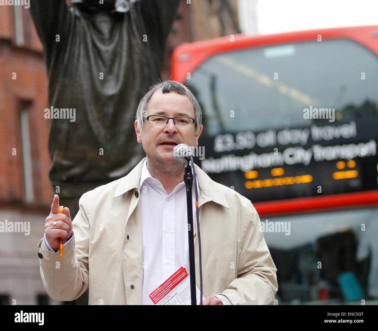 Nottingham, Royaume-Uni. 2 mai, 2015. Lee Baron Midlands TUV Secrétaire générale s'adressant à la foule assemblée au mois de mars et mai rassemblement à Nottingham 12h00 Crédit : Pete Jenkins/Alamy Live News Banque D'Images