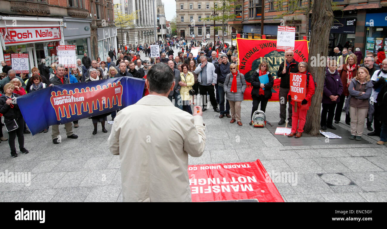 Nottingham, Royaume-Uni. 2 mai, 2015. Lee Baron Midlands TUV Secrétaire générale s'adressant à la foule assemblée au mois de mars et mai rassemblement à Nottingham 12h00 Crédit : Pete Jenkins/Alamy Live News Banque D'Images