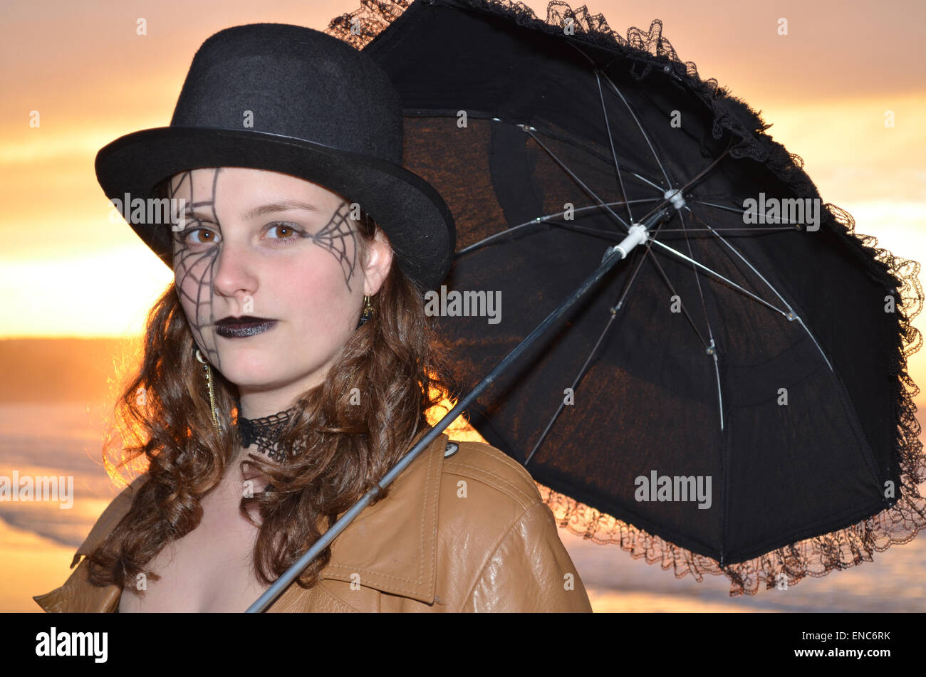 Goth girl sur Whitby pier Banque D'Images