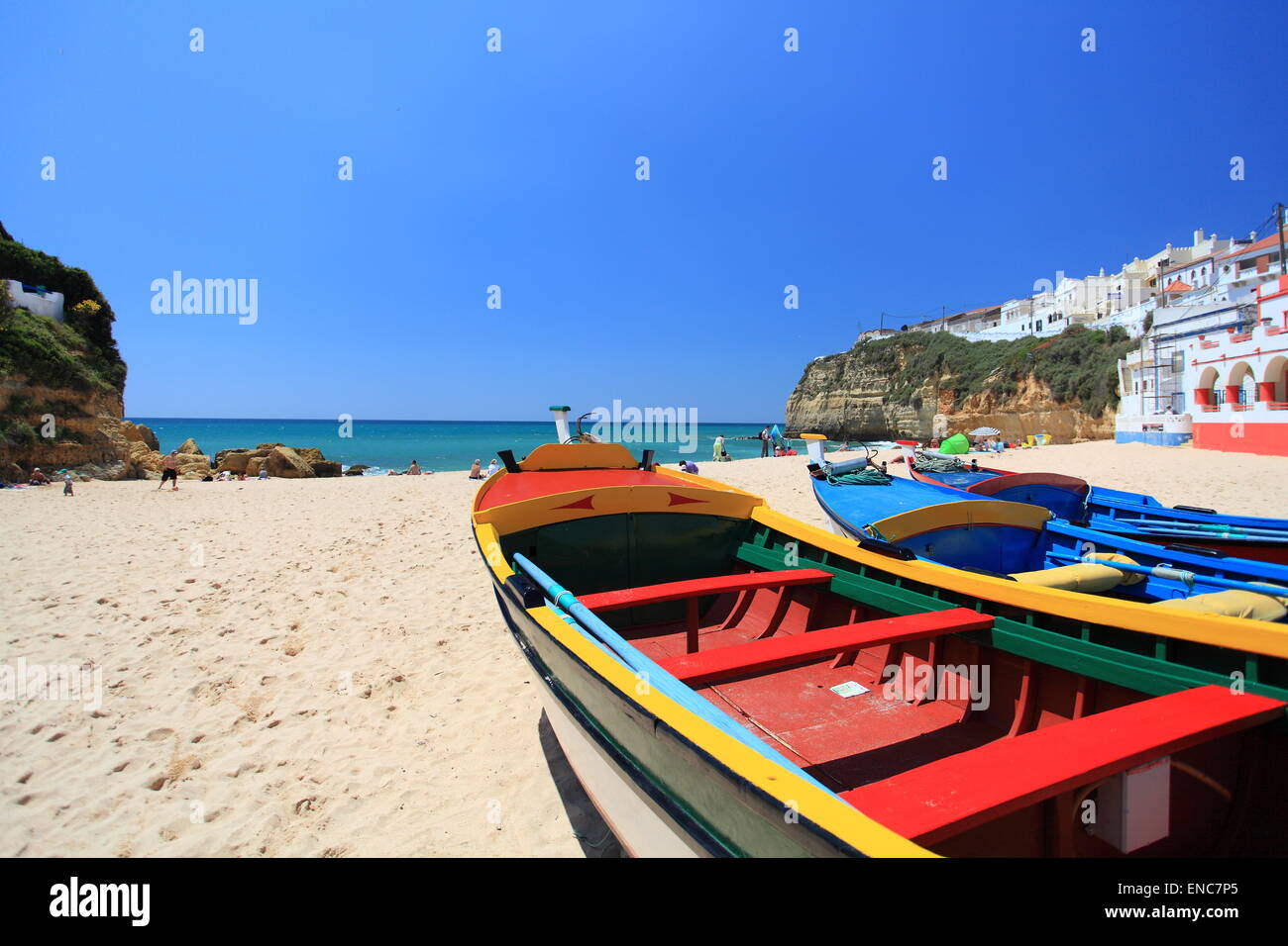 La belle plage de Carvoeiro sur l'Algarve au Portugal. Banque D'Images