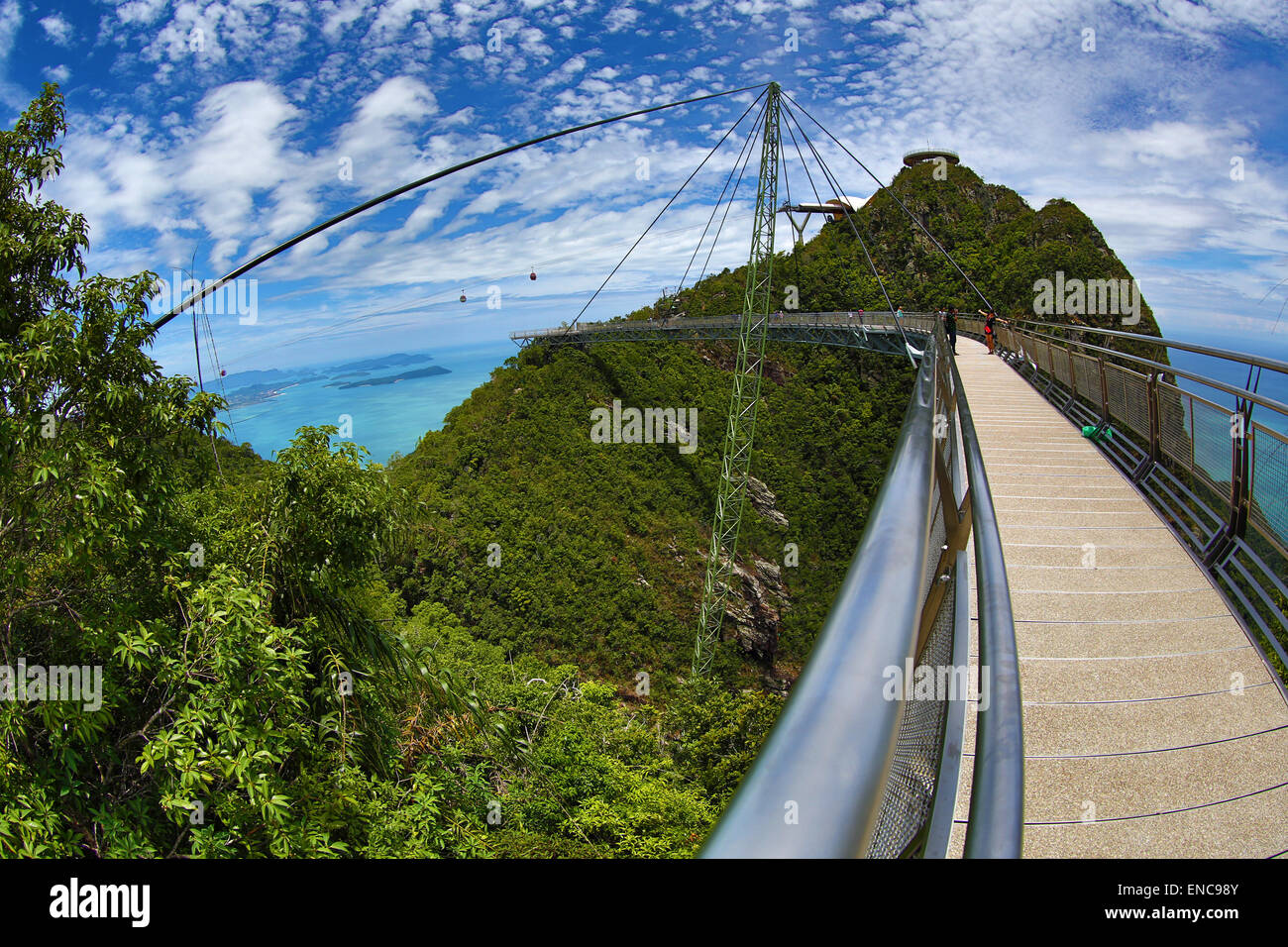 Le Langkawi Sky Bridge, le longrest pont incurvé, à l'apogée de Gunung Machinchang, Langkawi, Malaisie Banque D'Images