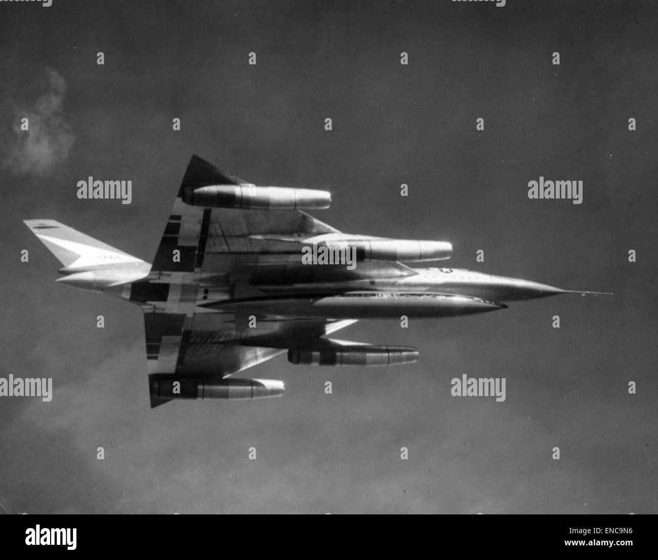 Le Convair B-58 Hustler, un bombardier supersonique, est représenté sur cette image. Cet avion fut le premier bombardier opérationnel capable de supporter des vitesses de Mach 2 et fut un élément clé de la stratégie de dissuasion des États-Unis pour la guerre froide. Banque D'Images