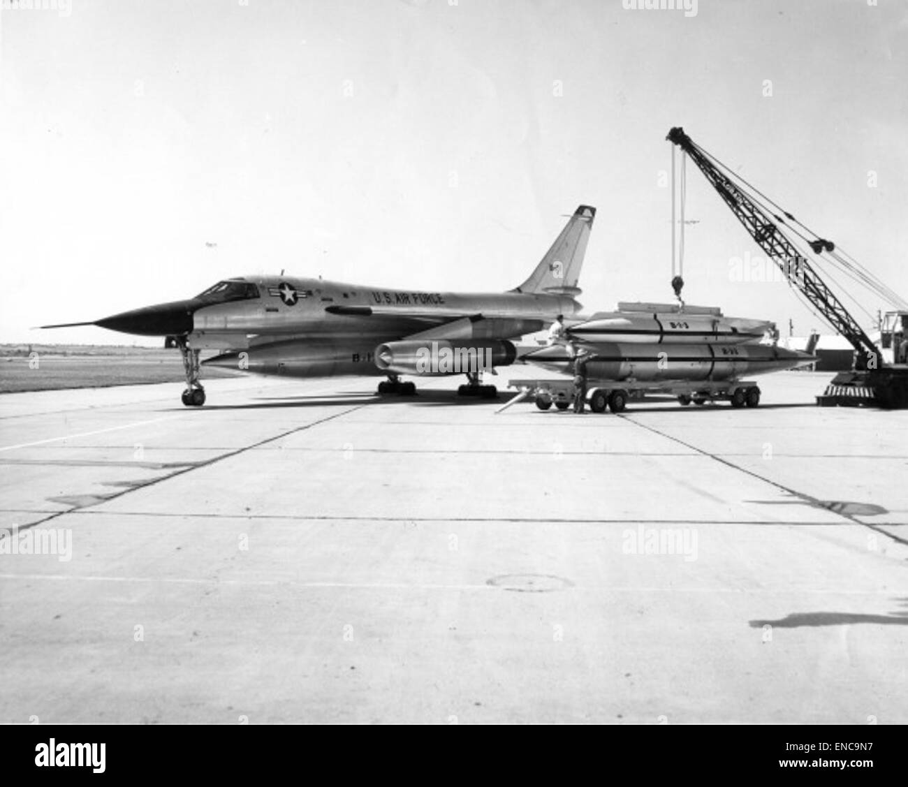 Le Convair B-58 Hustler, un bombardier stratégique supersonique, est montré en vol. Il a été utilisé par l'armée de l'air des États-Unis pendant la guerre froide et a été l'un des premiers avions capables de prendre des vitesses de Mach 2. Banque D'Images
