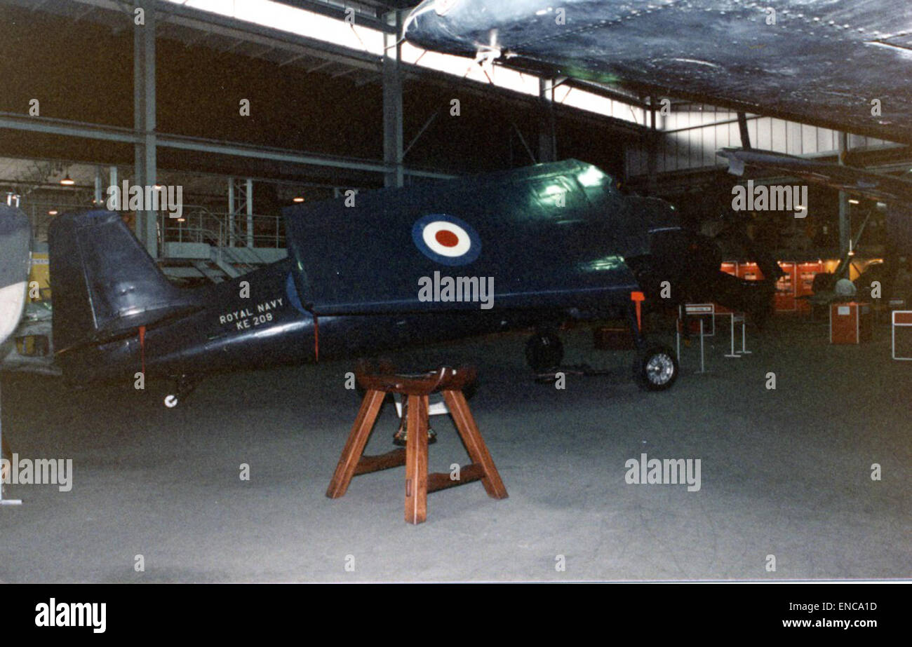 Grumman F6F-5 Hellcat Aircraft KE209 exposé dans un musée de l'aviation, présentant ses capacités de combat naval de l'ère de la seconde Guerre mondiale. Banque D'Images