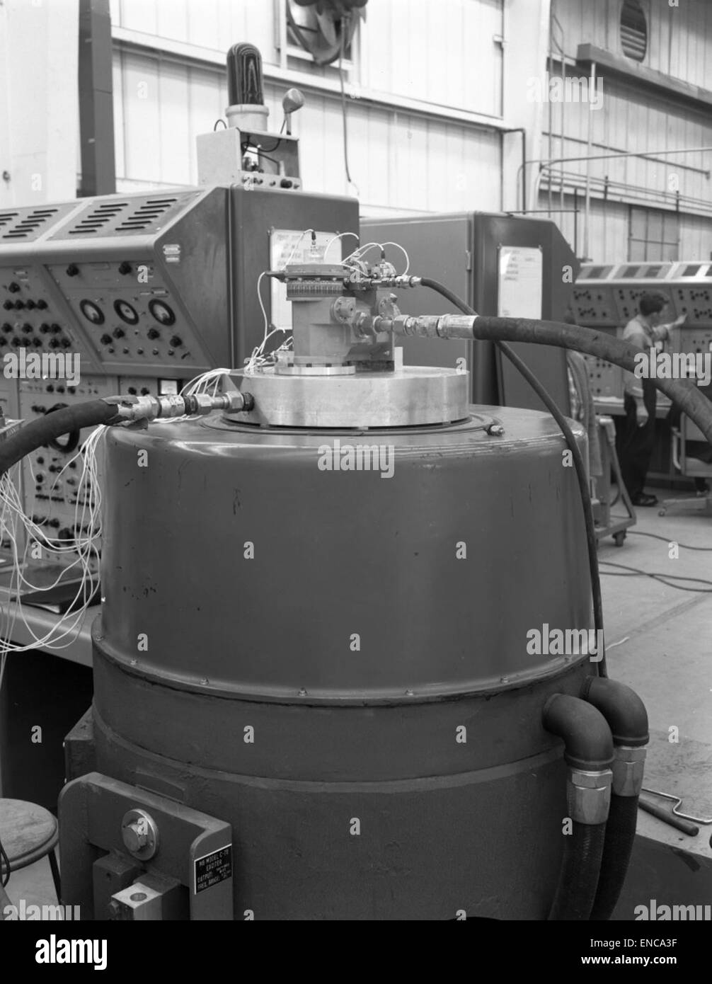 Cette image montre un rapport sur le régulateur d'hélium aéroporté utilisé dans les avions militaires, avec un accent sur ses spécifications technologiques et ses applications militaires. Banque D'Images