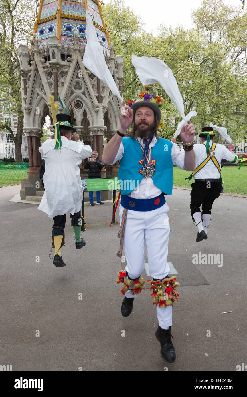 Westminster, London, UK. 2 mai 2015. Danseurs Morris à Victoria Tower Gardens. Westminster Jour de danse. Morris de neuf hommes des groupes de danse se sont réunis à Westminster et ont dansé jusqu'à une performance massés à Trafalgar Square. Credit : OnTheRoad/Alamy Live News Banque D'Images