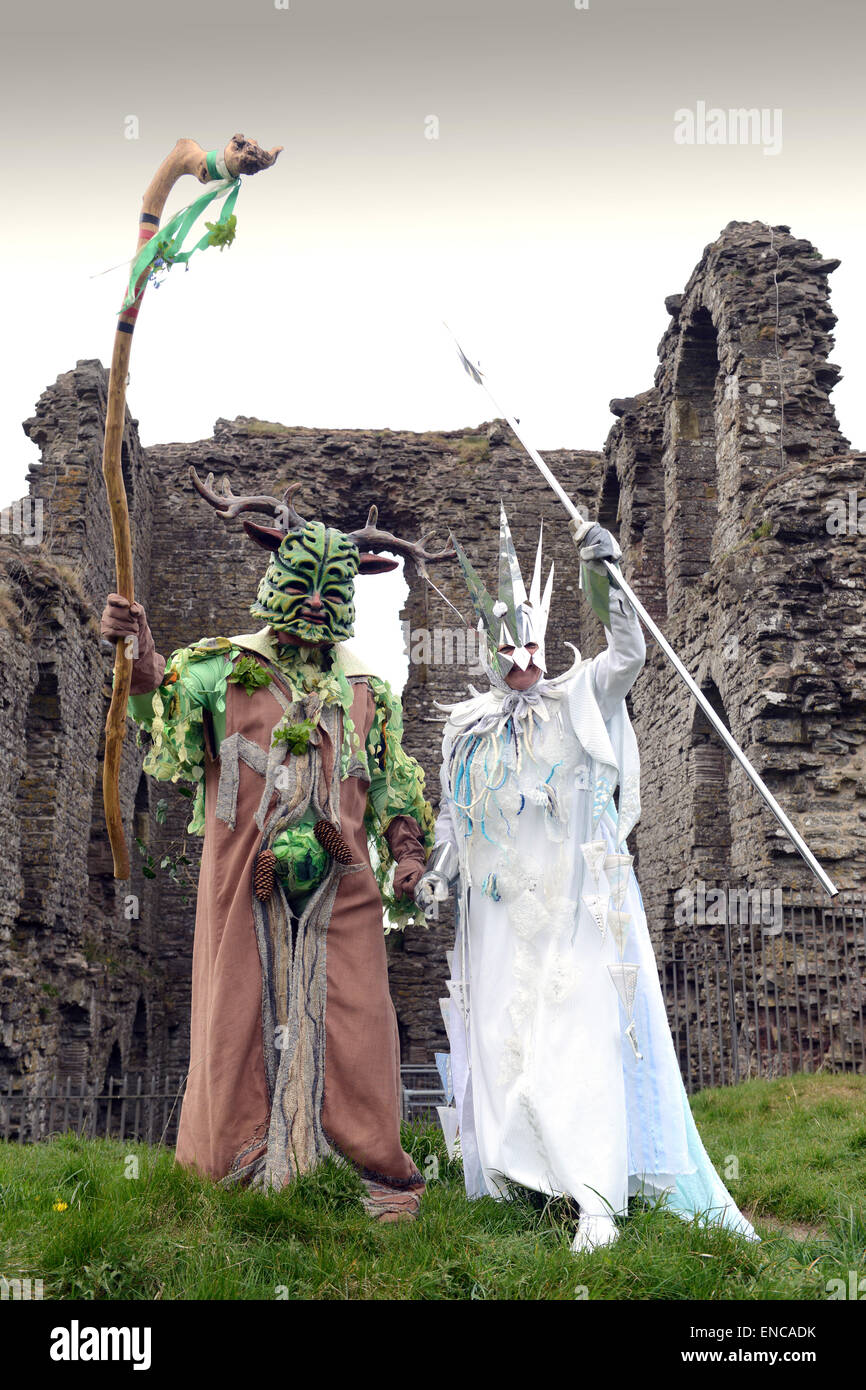 D'Oisans, Shropshire, au Royaume-Uni. 2 mai, 2015. L'homme vert de l'Oisans est retourné à la south Shropshire village aujourd'hui pour faire la bataille avec la reine de glace au début de la journée 3 Green Man Festival. La rivalité entre eux se termine par leur lutte sur l'ancien pont de pierre quand il se bat pour chasser l'hiver et d'été bienvenue escorté de ses mai Reine le jour de mai. Crédit : David Bagnall/Alamy Live News Banque D'Images