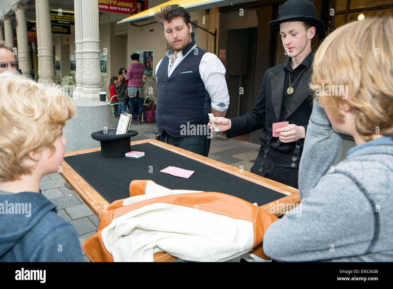 Magie et illusion avec John Welles à Fringe City, Brighton Fringe 2015, New Road, Brighton, East Sussex, ROYAUME-UNI. 2nd mai 2015 Banque D'Images