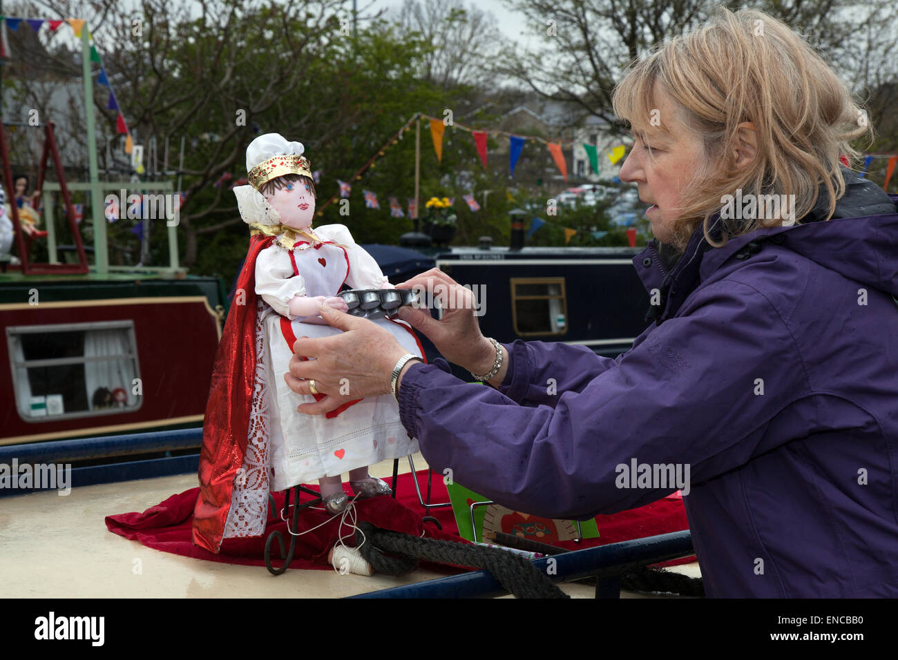 Skipton, Yorkshire, UK 2 Mai, 2015. Geraldine ajustant son exposition à la maison de banque d'eau Skipton Festival. Trois jours de festival du bateau Canal avec un thème de comptines avec étroit décoré-bateaux dans la marina. L'événement de trois jours a vu les plaisanciers de partout au pays arrivent avec des embarcations pour l'événement annuel. Credit : Mar Photographics/Alamy Live News Banque D'Images