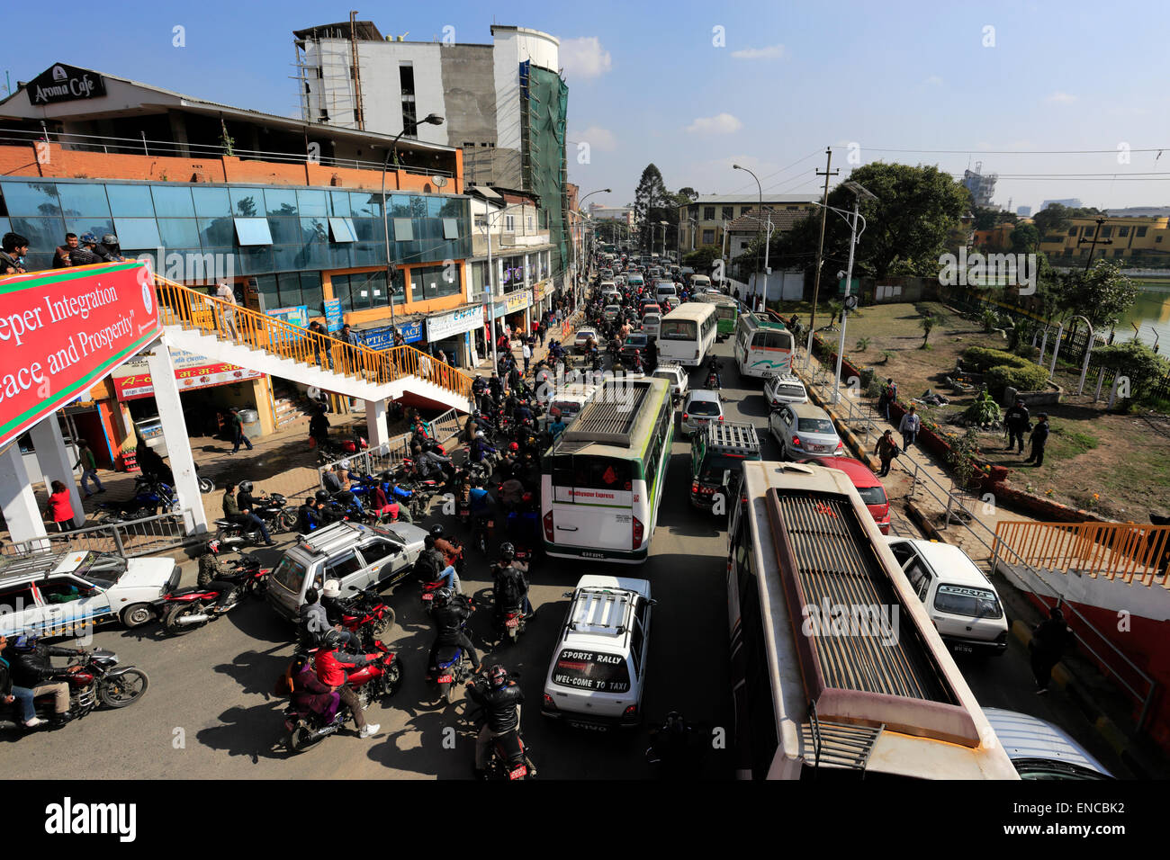 Les voitures et le trafic à l'arrêt Lorrys, quartier de Thamel, vieille ville, ville de Katmandou, Népal, Asie. Banque D'Images