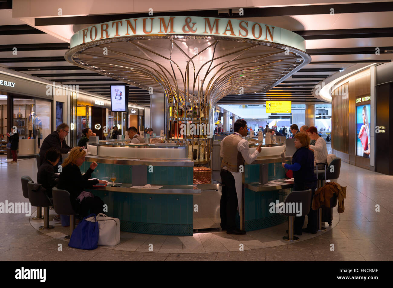 Bar de Fortnum & Mason à Londres Heathrow Airport Terminal 5, UK (LHR / EGLL) Banque D'Images