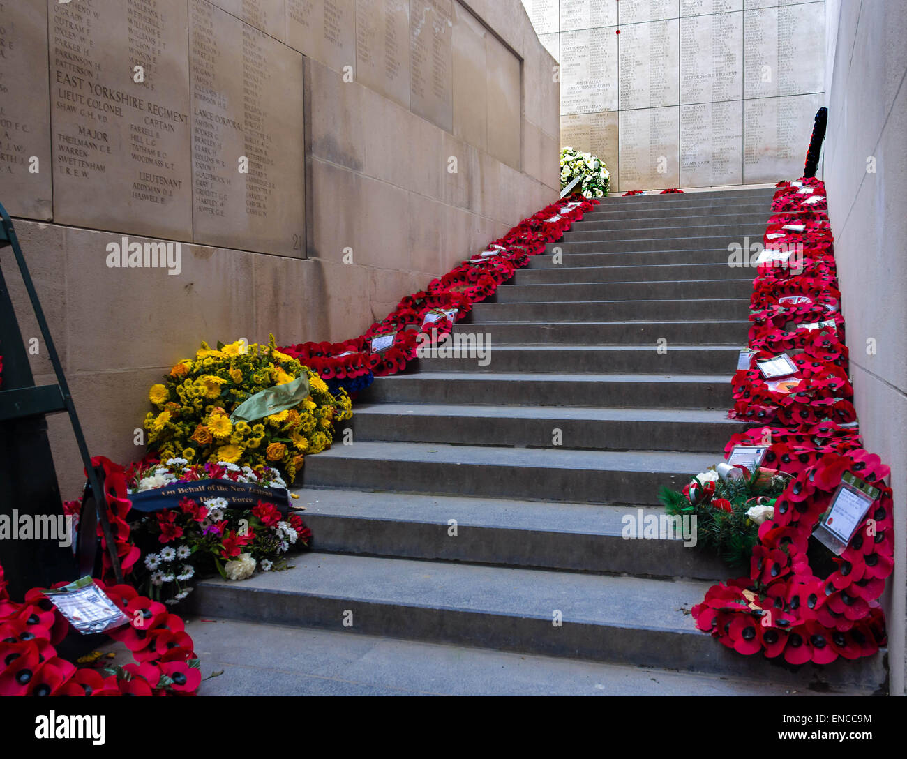 YPRES, BELGIQUE - 25 MAI 2014 : des couronnes de pavot dans le Mémorial de la première Guerre mondiale de la porte de Menin Banque D'Images