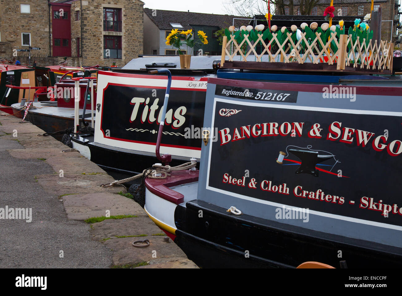 Bateau étroit, propriétaires de bateaux de canal, canaux et voies d'eau dans la ville de Skipton dans le North Yorkshire.Résidents et touristes profitant du soleil d'été, Royaume-Uni Banque D'Images