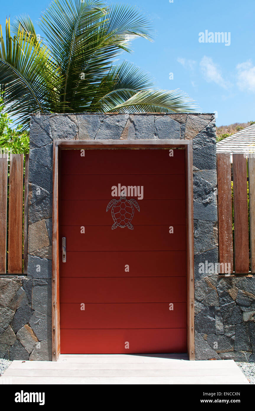 St Barth, Saint-Barthélemy, French West Indies, Antilles françaises, Caraïbes : une porte rouge décoré d'une autour de l'île de la tortue Banque D'Images