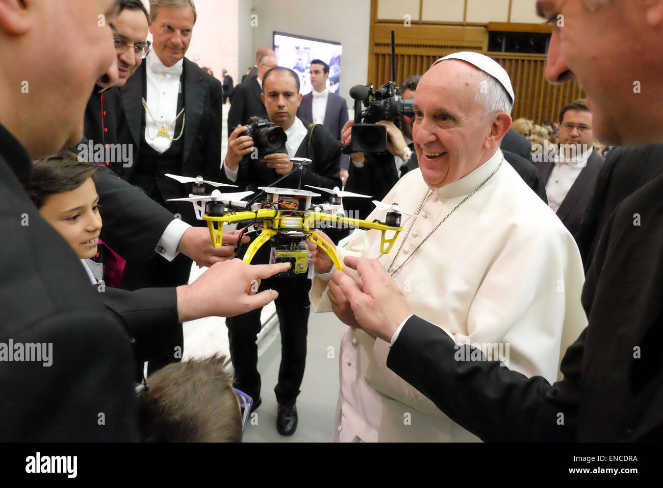 La cité du Vatican. 30 avril, 2015. Un cadeau enfant pour le Pape François un bourdon, l'auditoire dans la salle Nervi, Cité du Vatican 30 avril 2015 Credit : Realy Easy Star/Alamy Live News Banque D'Images