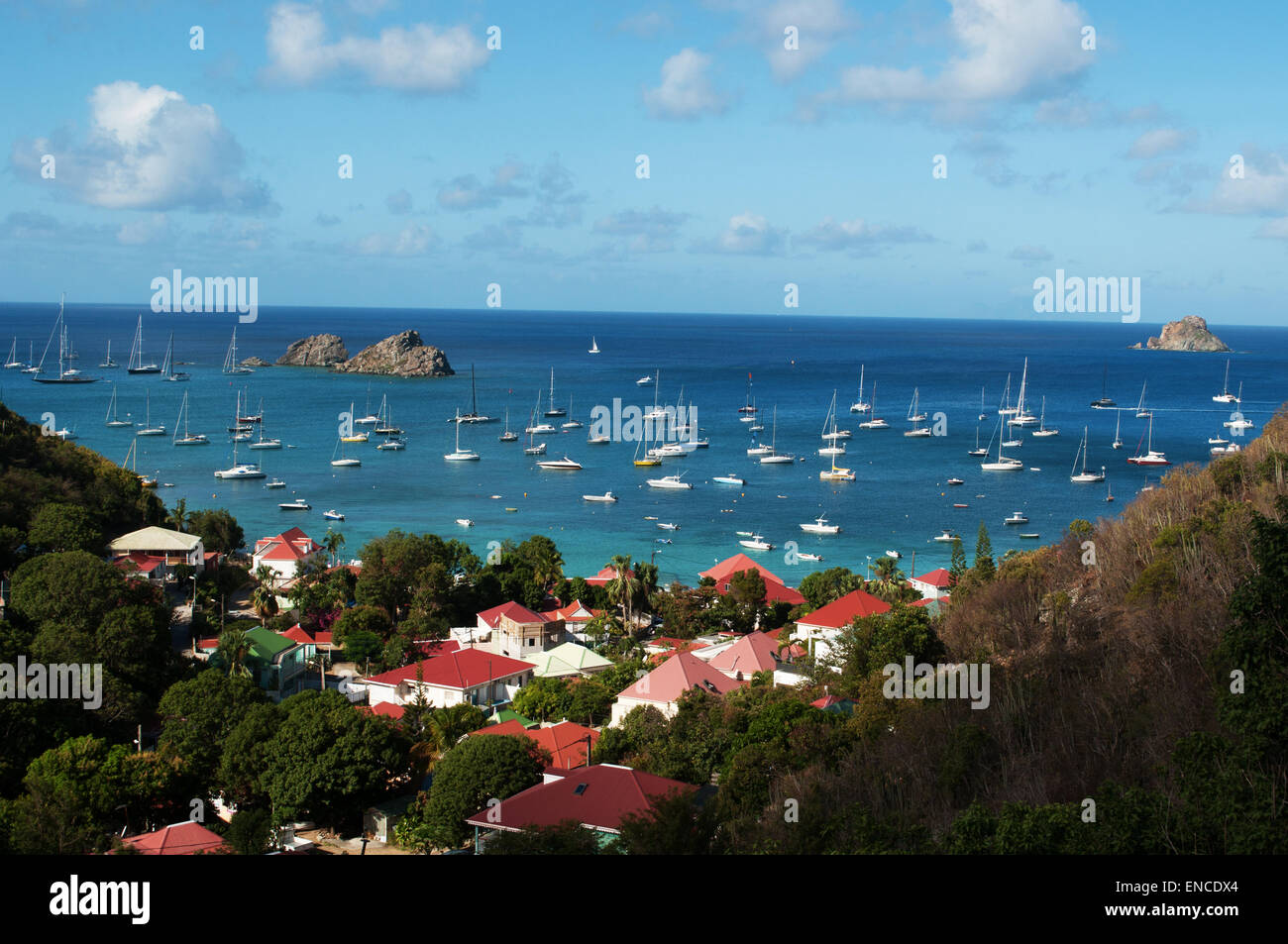St Barth, Saint-barth, Saint-Barthélemy : la mer des Caraïbes avec les voiliers dans le port de Gustavia vu depuis le village de Corossol Banque D'Images