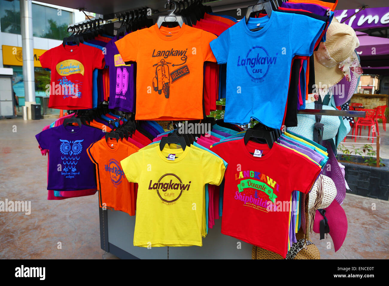 T-shirts souvenirs en vente à Pantai Cenang, Langkawi, Malaisie Banque D'Images