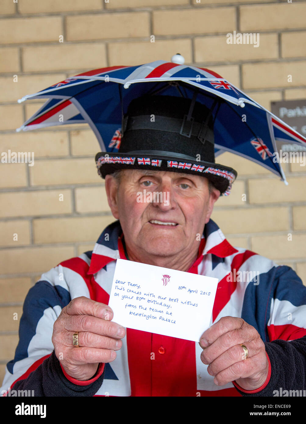 Londres, Royaume-Uni. 2 mai, 2015. Super fan Terry Hutt montre de ses souhaits d'anniversaire du palais de Kensington. Crédit : Darren Attersley/Alamy Live News Banque D'Images