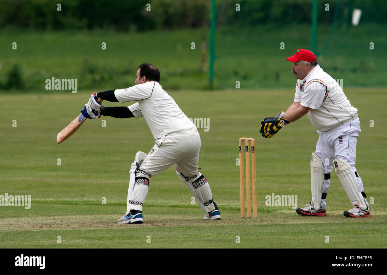 Great alne, Warwicks, UK. 2 mai, 2015. Le jour de l'ouverture de la Ligue de Cricket 2015 Cotswold Hills, Alvechurch bat contre l'équipe à domicile Spernall dans une Division 6. Crédit : Colin Underhill/Alamy Live News Banque D'Images