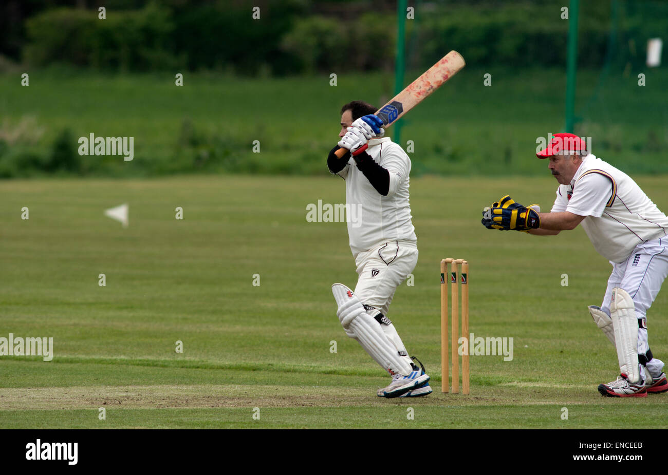 Great alne, Warwicks, UK. 2 mai, 2015. Le jour de l'ouverture de la Ligue de Cricket 2015 Cotswold Hills, Alvechurch bat contre l'équipe à domicile Spernall dans une Division 6. Crédit : Colin Underhill/Alamy Live News Banque D'Images