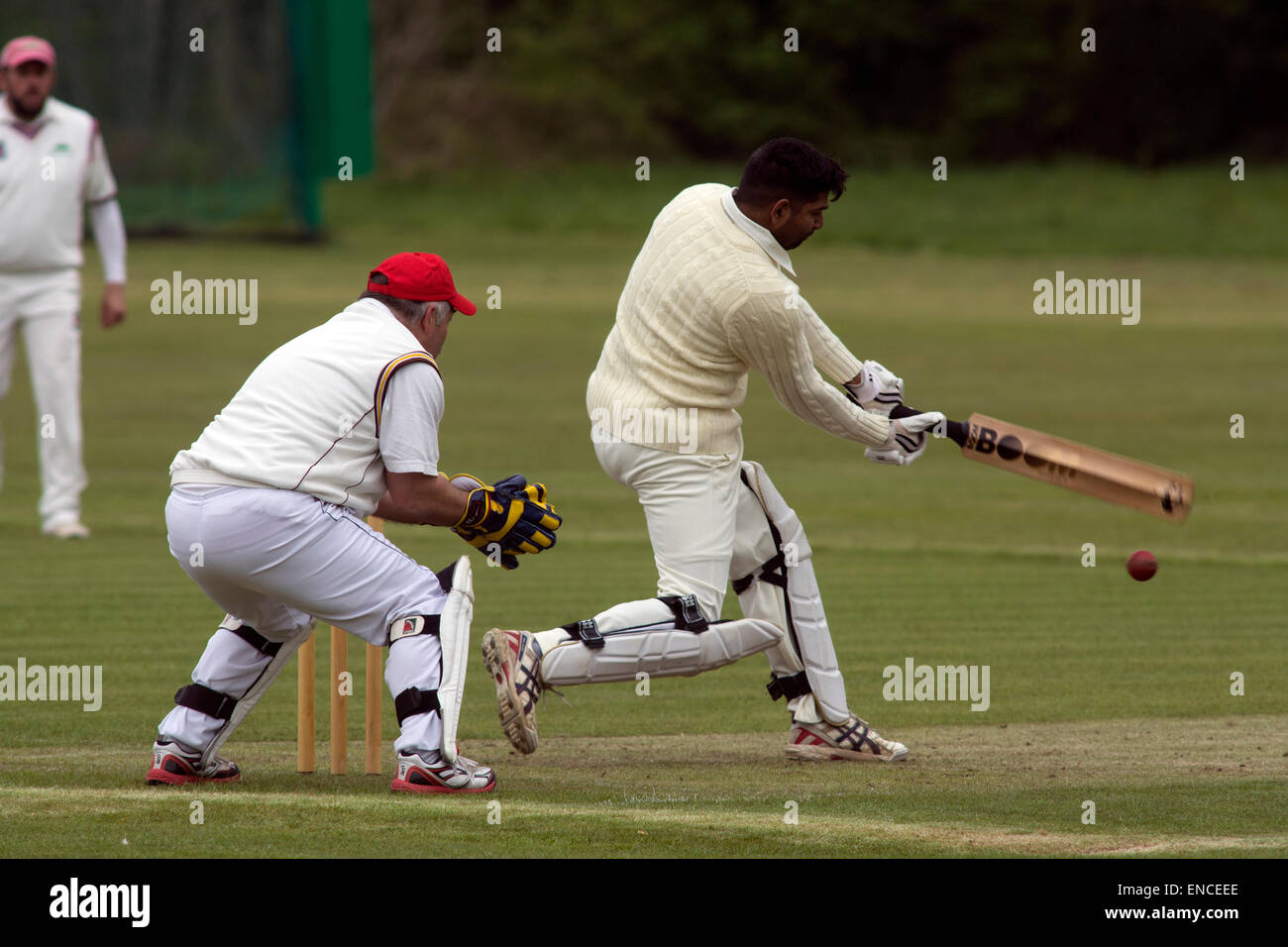 Great alne, Warwicks, UK. 2 mai, 2015. Le jour de l'ouverture de la Ligue de Cricket 2015 Cotswold Hills, Alvechurch bat contre l'équipe à domicile Spernall dans une Division 6. Crédit : Colin Underhill/Alamy Live News Banque D'Images