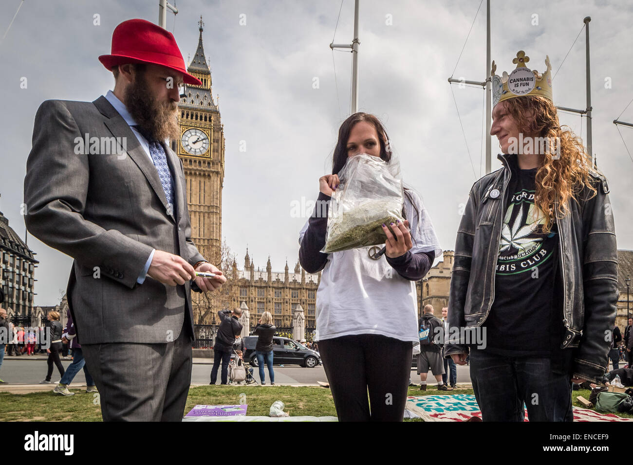 Londres, Royaume-Uni. 2 mai, 2015. Journée mondiale du cannabis à la place du Parlement. Crédit : Guy Josse/Alamy Live News Banque D'Images