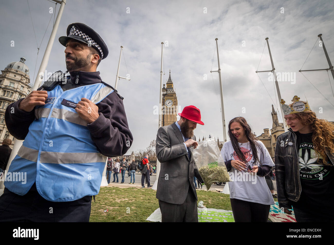 Londres, Royaume-Uni. 2 mai, 2015. Journée mondiale du cannabis à la place du Parlement. Crédit : Guy Josse/Alamy Live News Banque D'Images